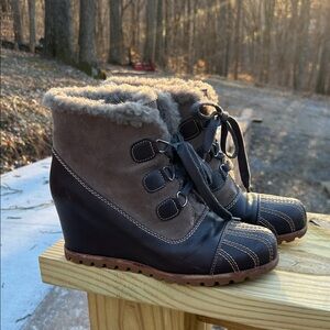 UGG Alasdair Leather Wedge Boot SIZE 9